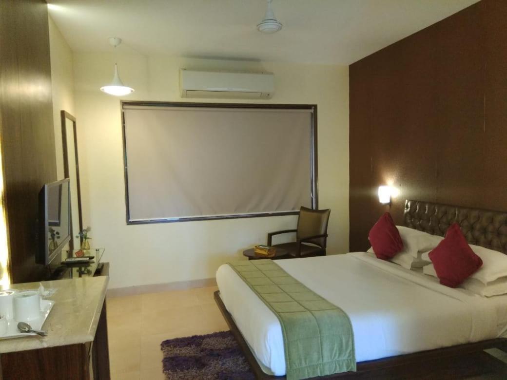 Meritas Seawind Beach Resort, Srīvardhan Eksteriør bilde